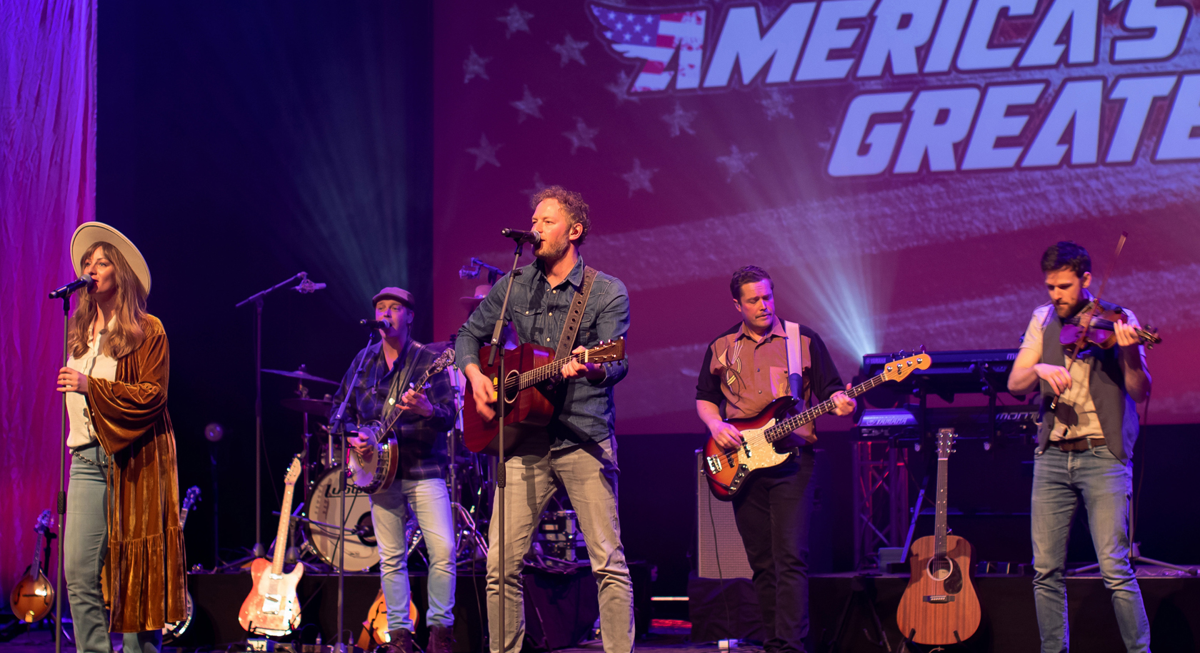 Alice Springs zingend op podium met instrumenten liggende foto