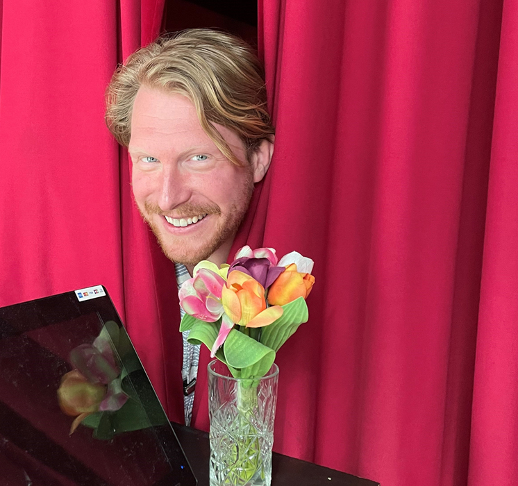 Kor Hoebe hoofd door rood doek vierkante afbeelding